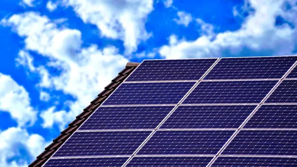 Paneles Solares Techo Una Casa Con Nubes Fondo — Foto de Stock