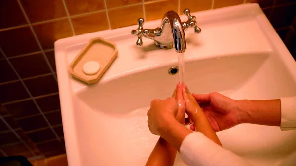Mãos Uma Mulher Que Está Ajudando Uma Criança Lavar Mãos — Fotografia de Stock