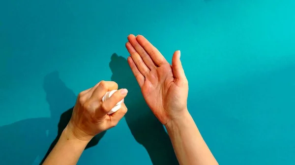 Zdjęcie Dłoni Kobiety Używającej Sprayu — Zdjęcie stockowe