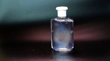 Siyah arka planı olan bir jöle şişesinin fotoğrafı.