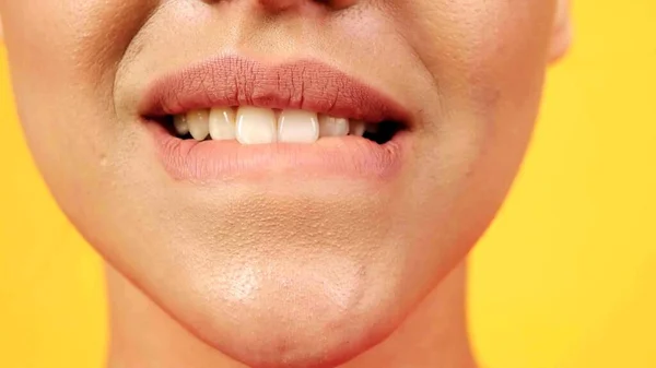 Крупный План Зубах Молодой Женщины Жёлтом Фоне — стоковое фото