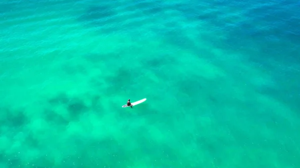 Una Foto Surfista Que Está Esperando Océano —  Fotos de Stock