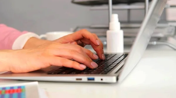 Photo Hands Woman Who Using Laptop — Stock Photo, Image