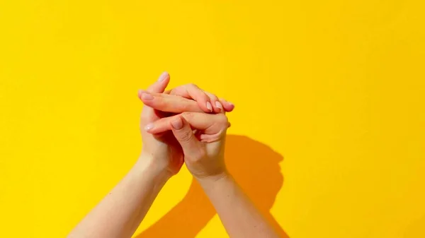 Draufsicht Auf Die Hände Einer Frau Die Sich Auf Gelbem — Stockfoto