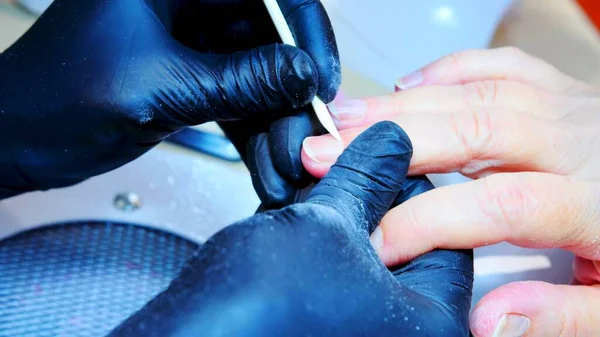 Focus Sulle Mani Durante Una Manicure Sceance Unghie — Foto Stock