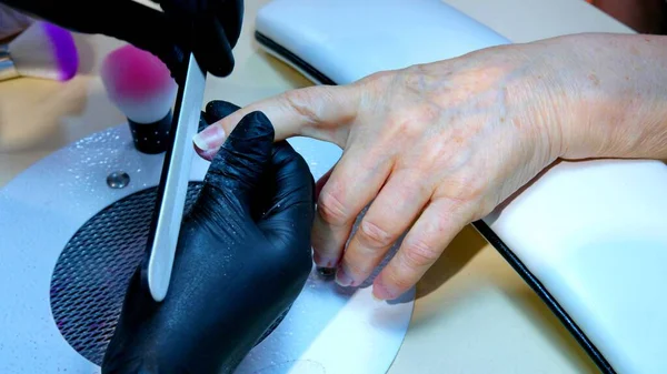 Una Foto Della Limatura Delle Unghie Durante Una Seduta Manicure — Foto Stock