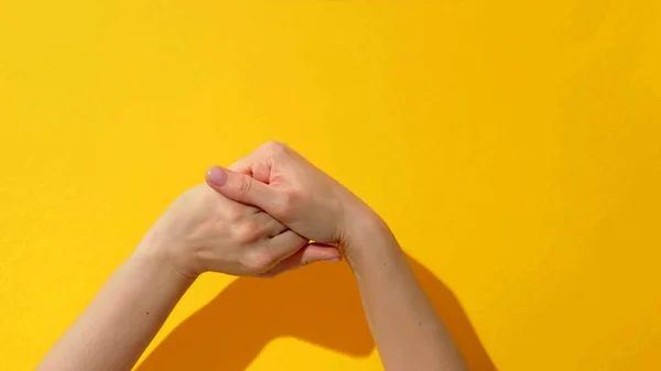 Visão Superior Uma Mulher Que Está Esfregando Mãos Fundo Amarelo — Fotografia de Stock