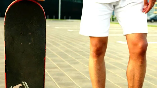Een Foto Van Een Skateboard Naast Een Man Een Stadion — Stockfoto