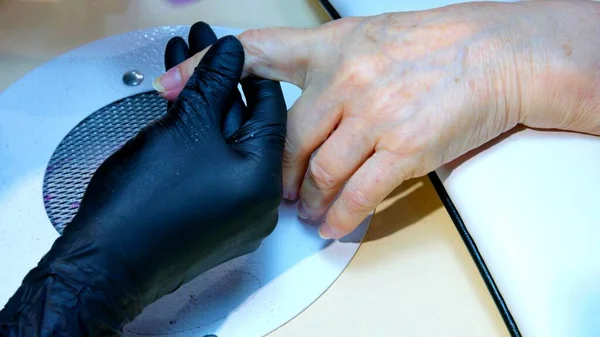 Zdjęcie Dłoni Kobiet Podczas Seansu Manicure — Zdjęcie stockowe