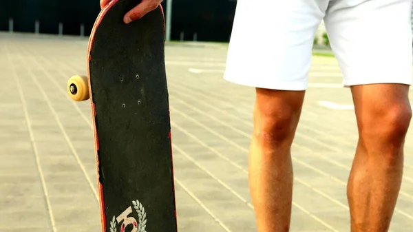 Detailní Záběr Skateboardu Vedle Muže Stadionu — Stock fotografie