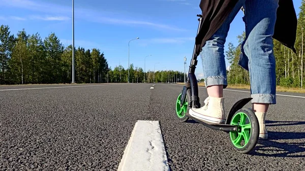 Uma Foto Das Pernas Uma Mulher Uma Scooter Uma Estrada Fotos De Bancos De Imagens