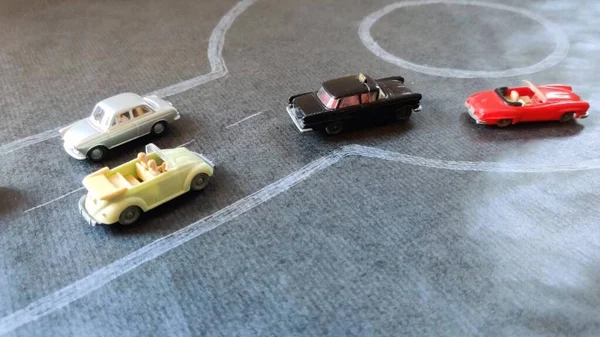 Das Atelierfoto Des Verkehrs Von Spielzeugautos Für Kinder Auf Einer — Stockfoto