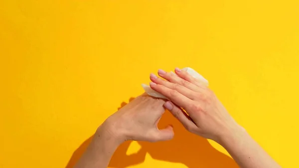 Draufsicht Auf Die Hände Einer Frau Die Ihre Hände Reinigt — Stockfoto