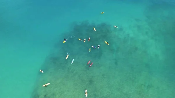 Воздушный Вид Серферов Ожидающих Волны Океане — стоковое фото