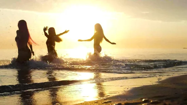 Sylwetki Młodych Kobiet Plaży Które Idą Morze — Zdjęcie stockowe