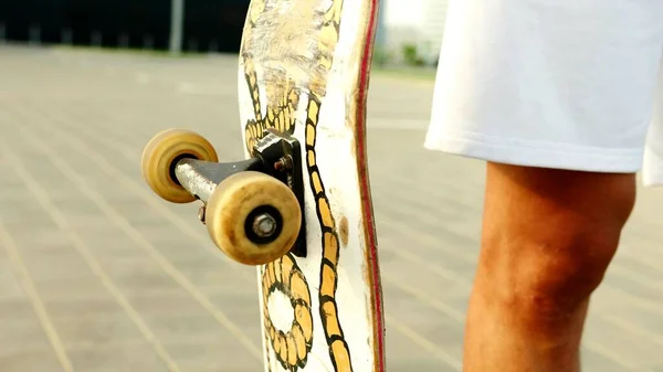 Das Skateboard Neben Dem Bein Eines Mannes Fokus — Stockfoto