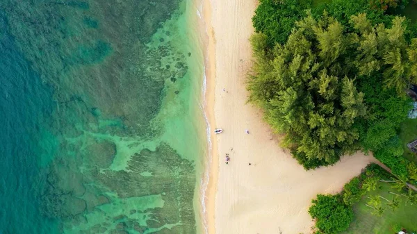 Aerian Uitzicht Een Strand Van Hawaï Met Een Witte Boot — Stockfoto