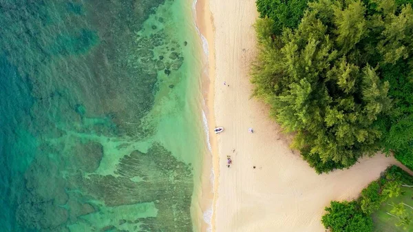 Воздушный Вид Пляж Гавайев Белой Лодкой — стоковое фото