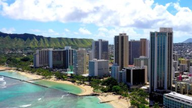 Hawaii 'nin sahildeki binalarının fotoğrafı.