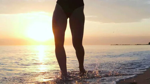Ein Foto Der Beine Einer Jungen Frau Die Strand Spazieren — Stockfoto