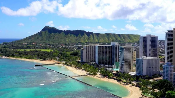Uma Foto Dos Edifícios Havaí Costa Com Montanhas Fotos De Bancos De Imagens