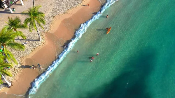 Een Bovenaanzicht Van Een Strand Van Hawaï Met Zwemmers Surfers — Stockfoto