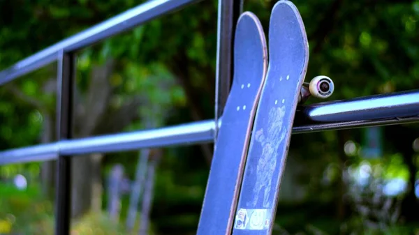 Close Dois Skates Posou Contra Uma Cerca Parque — Fotografia de Stock