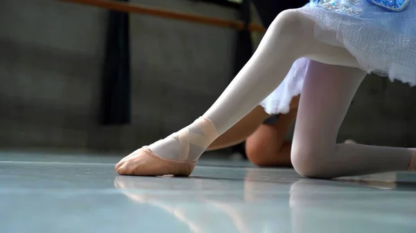 Primo Piano Sui Piedi Una Ballerina Durante Balletto Con Focus — Foto Stock