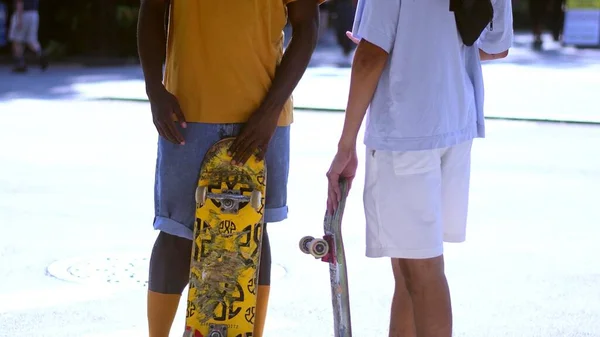 Een Foto Van Een Witte Een Zwarte Skateborder Samen Stockfoto