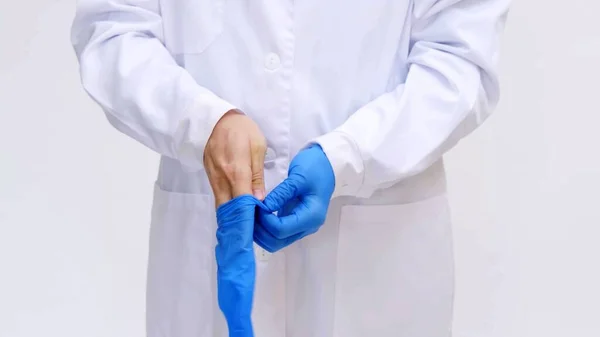 Uma Foto Homem Que Está Colocando Luvas Médicas Nitrilo Azul Imagens De Bancos De Imagens