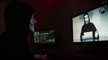 Bir video konferansı sırasında konuşan iki hackerın fotoğrafı.
