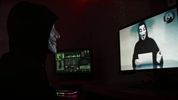 Uma Foto Dois Hackers Que Estão Falando Durante Uma Videoconferência Fotos De Bancos De Imagens