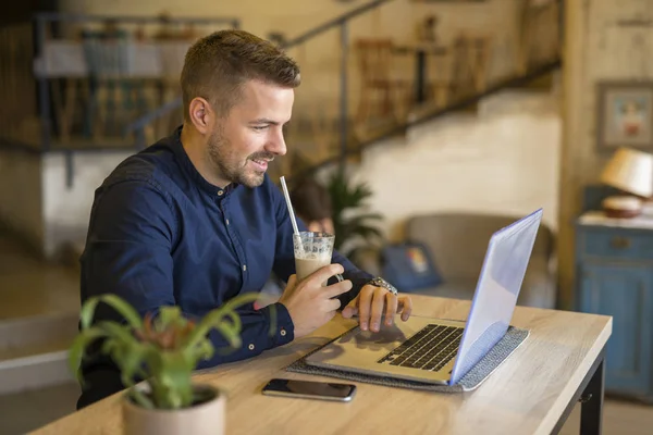 Ler Kaukasiska Ung Man Som Arbetar Datorn Mysiga Café Bar — Stockfoto