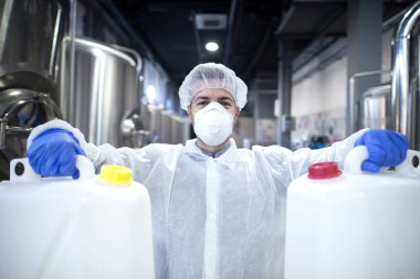 Koruyucu maske ve beyaz üniforma kimya sanayî için plastik kutu holding sanayi işçisi.