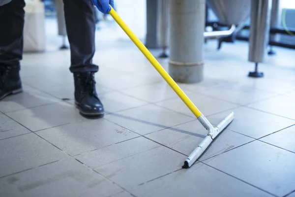 Közeli fel mop tisztítás ipari üzem padló. Takarítási és fertőtlenítési szolgáltatás. — Stock Fotó
