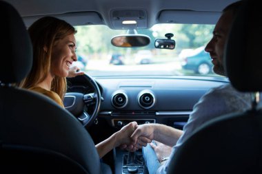 İlk sürüş dersinden önce öğrenci sürücü ve eğitmen tokalaşması..