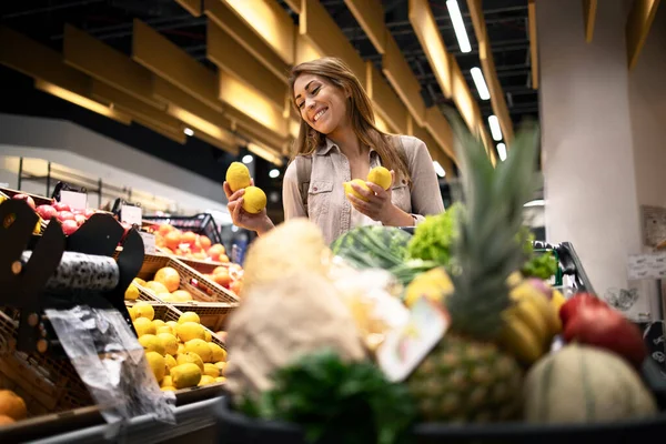 Bella Donna Sorridente Che Tiene Limoni Agrumi Supermercato Persone Che — Foto Stock
