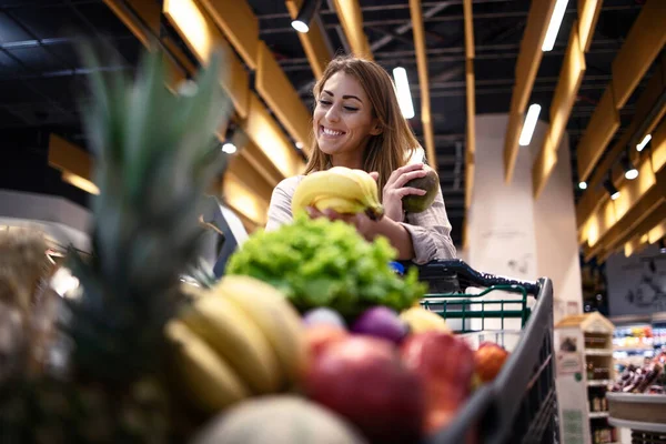 Fare Spesa Persona Femminile Che Tiene Frutta Supermercato Sorride Comprare — Foto Stock