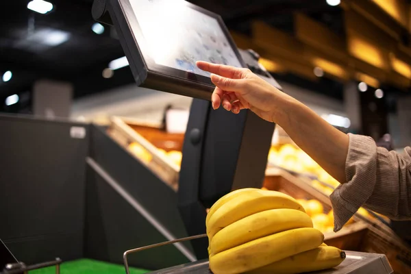 Vista Perto Medição Peso Dos Frutos Supermercado — Fotografia de Stock