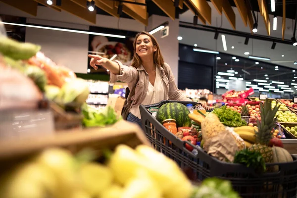 Cliente Femminile Nel Supermercato Che Punta Dito Verso Gli Scaffali — Foto Stock