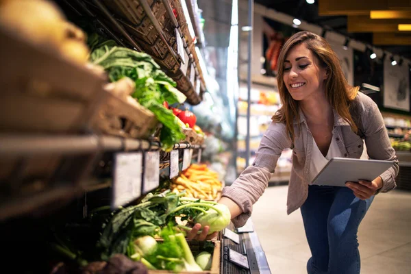 Donna Bruna Ama Fare Shopping Supermercato Scegliere Verdure Migliori Sullo — Foto Stock