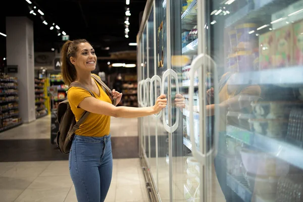 Mulher Com Carrinho Compras Abrindo Geladeira Para Levar Comida Supermercado — Fotografia de Stock