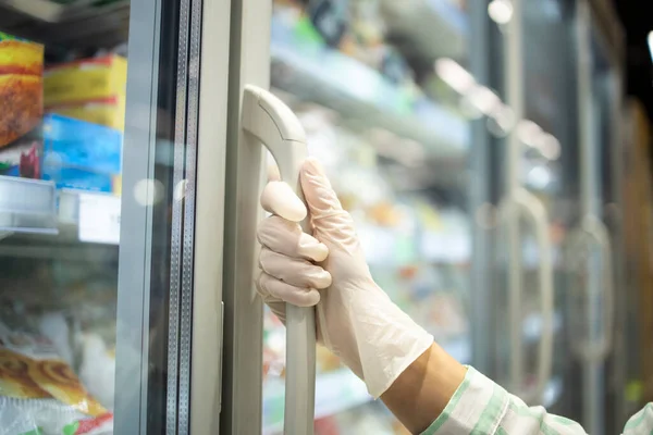 Süpermarkette Dondurulmuş Yiyeceklerle Birlikte Buzdolabını Açan Koruyucu Lastik Eldivenli Görüntüsünü — Stok fotoğraf