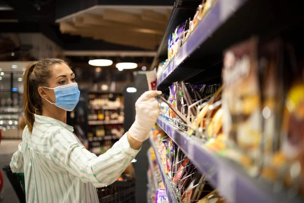 Kendini Corona Virüsünden Süpermarketten Alışveriş Yaparken Covid Dan Koruyan Bir — Stok fotoğraf