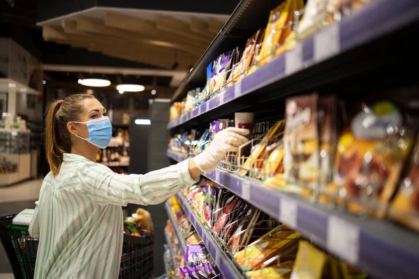 Mulher Protegendo Contra Vírus Corona Covid Durante Compras Supermercado Pessoas — Fotografia de Stock
