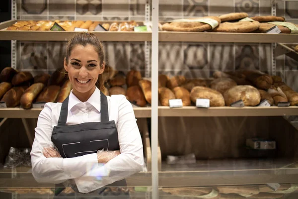 Portret Van Bakker Verkoper Met Gekruiste Armen Voor Plank Vol — Stockfoto