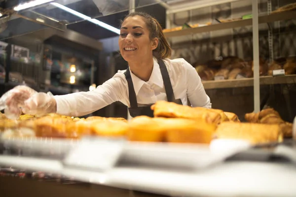 Mulher Preparando Pastelaria Para Venda Departamento Padaria Supermercado — Fotografia de Stock