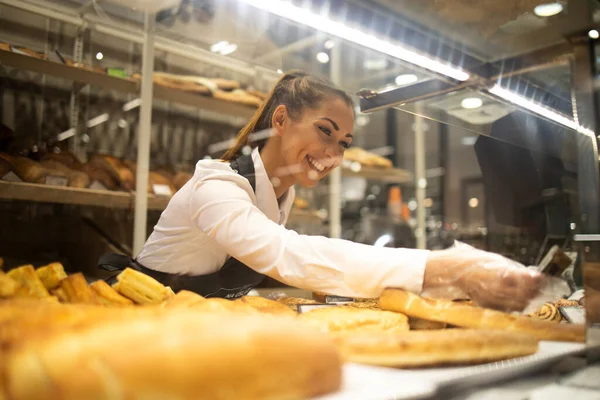 Kvinna Förbereda Bakverk Till Salu Snabbköp Bageri Avdelning — Stockfoto