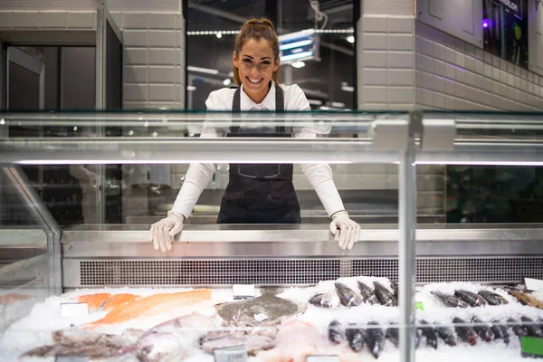 Retrato Supermercado Deli Trabalhador Que Trabalha Departamento Peixe Peixe Congelado — Fotografia de Stock