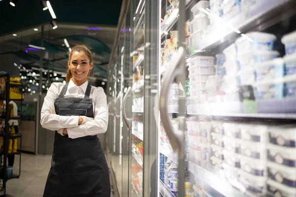 Trabalhador Supermercado Que Organiza Peixes Congelados Para Venda — Fotografia de Stock